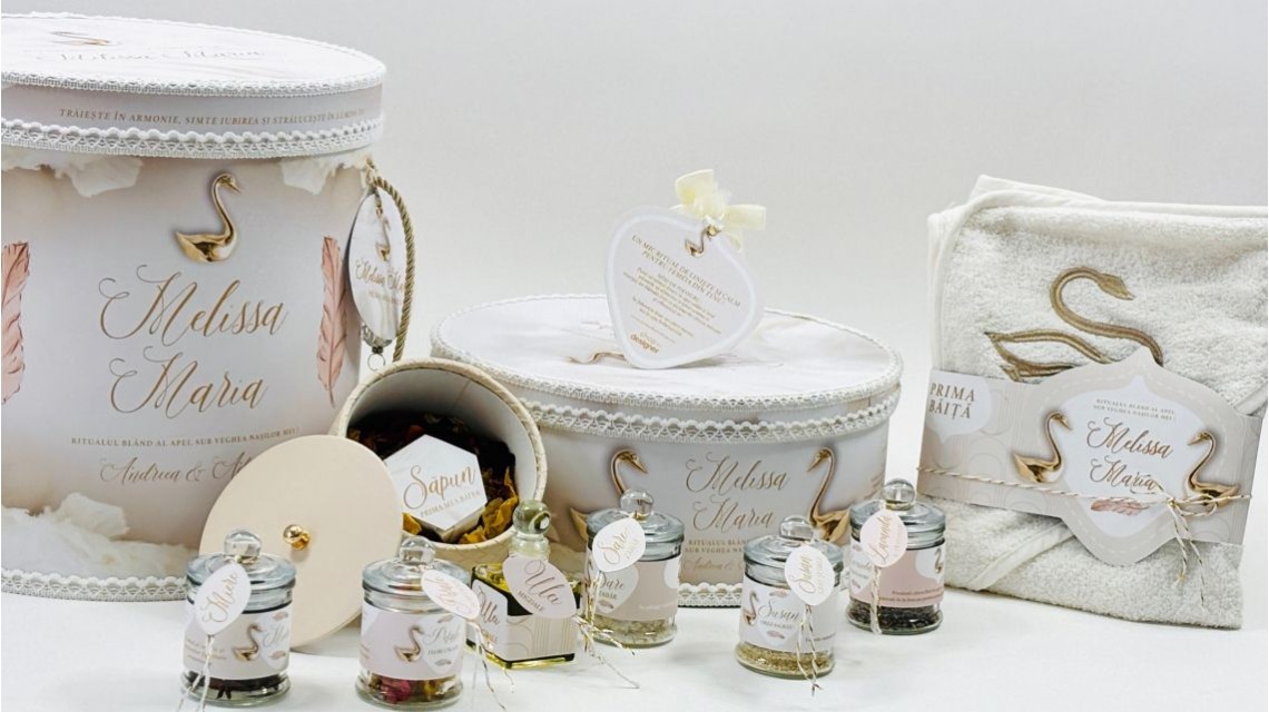 SET PRIMA BĂIȚĂ DUPĂ BOTEZ Ritualul blând al apei vegheat de nași Swan Feather 44